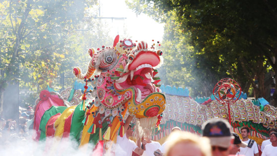 Sun Loong at Bendigo's Easter parade.  The dragon is a rare example of Qing Dynasty style and is made with individual scales. 
