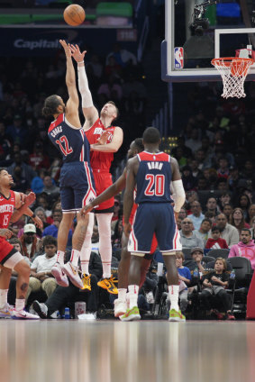 Xavier Cooks shoots against Frank Kaminsky.