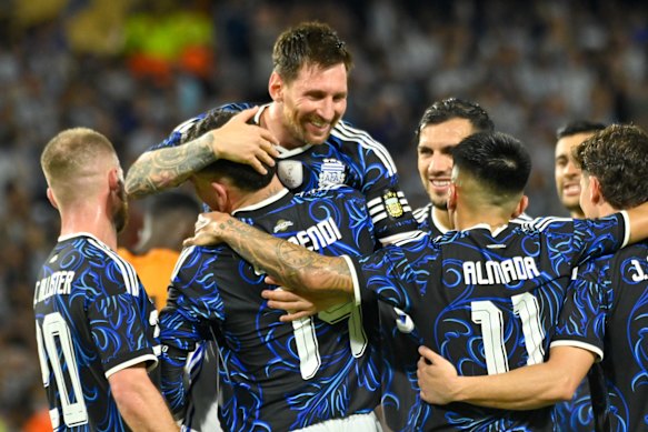 Lionel Messi e seus companheiros da Argentina durante um amistoso em março estão de volta para sua sexta Copa do Mundo.