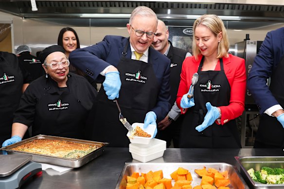 Prime Minister Anthony Albanese and Labor candidate for Sturt, Claire Clutterham pack meals during a visit to Nonna’s Cucina.