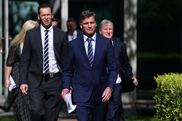 زعيم المعارضة أنغوس تايلور (في المنتصف) استخدم كلمات البداية في خطابه لانتقاد رد العمال على أزمة الوقود. 