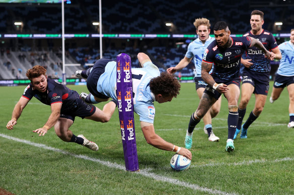 Mark Nawaqanitawase finishes in spectacular fashion for the Waratahs.