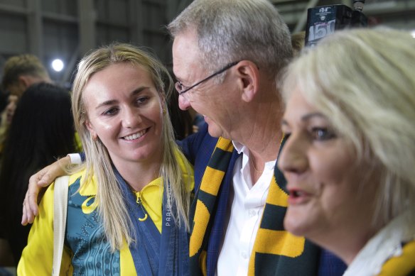 Ariarne Titmus with her mum and dad at the Olympic return function.