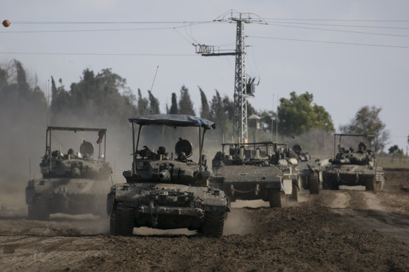 Israelian tanks and the carrier carriers move along the border with Gaza strip.