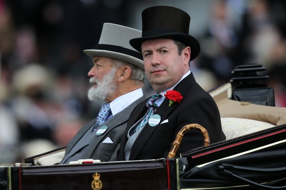 Sağda, Kraliçe'nin baş özel sekreteri olan Sir Edward Young, 2011'de Royal Ascot'ta Kent Prensi Michael ile birlikte.