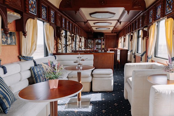 Golden Eagle bar car.
