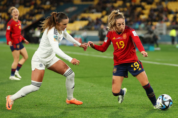 Olga Carmona of Spain takes on Melissa Herrera of Costa Rica 