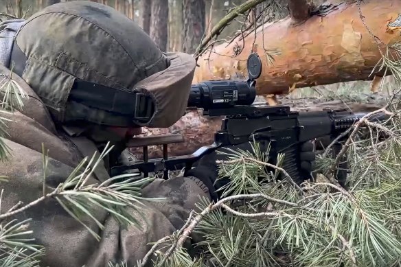 Российский солдат готовится открыть огонь по украинским войскам. 