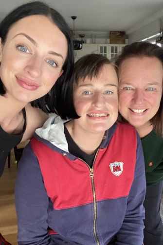 Otten with
her sister Stephanie
and mum Veronica in 2020.