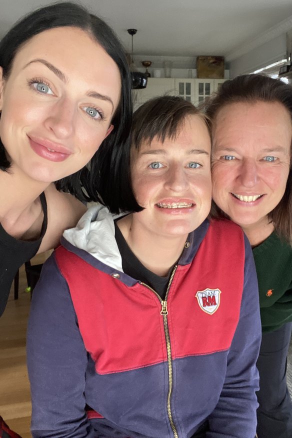 Otten with
her sister Stephanie
and mum Veronica in 2020.