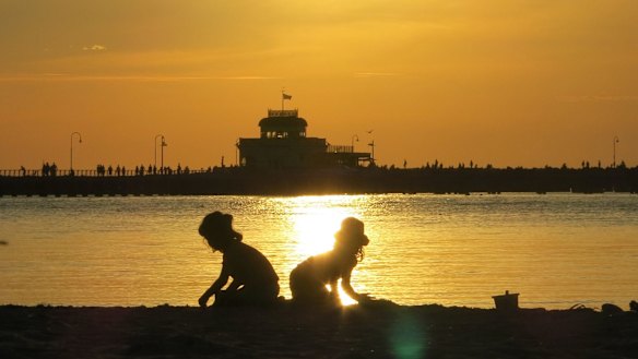 Cool change breaks Melbourne's sweltering heatwave