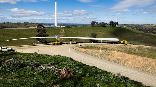 The turbine blade arrives ar the Uungula wind farm near Wellington in NSW