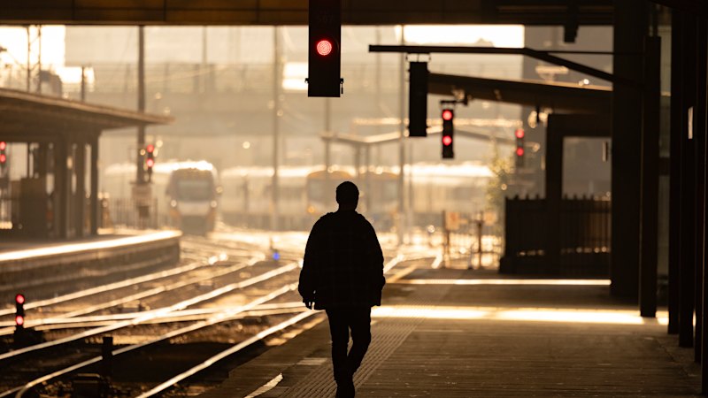 Telstra outage strands V/Line passengers and disrupts Triple Zero calls
