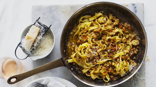 Fettuccine with dried broad beans.