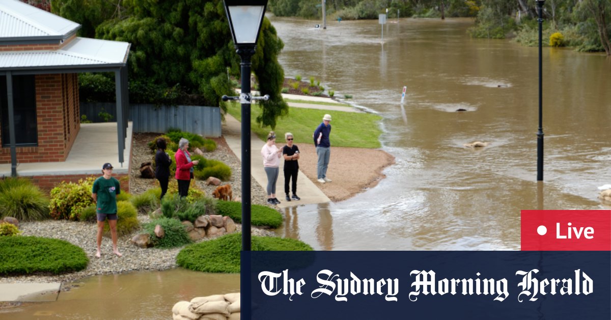 Bad weather in Melbourne.  Echuca, Charlton, Bunbartha SES Evacuation orders have been issued. The Shepperton home was threatened.Kerrang and Horsham on high alert