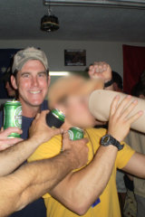 2012 年，本·羅伯茨-史密斯（左）和一位前同事從一名死去的阿富汗男子的假腿上喝酒。