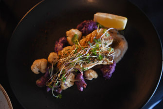 Фирменное блюдо из рыбы E. Cucina, филе окуня с артишоками, сливками и брюссельской капустой.