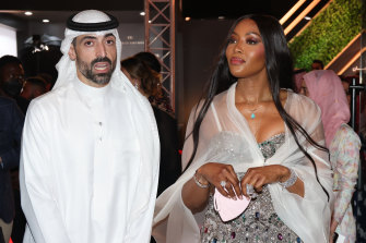 El productor de cine y presidente del festival saudí Mohammed Al-Turki con la modelo Naomi Campbell en el Festival Internacional de Cine del Mar Rojo en Jeddah.
