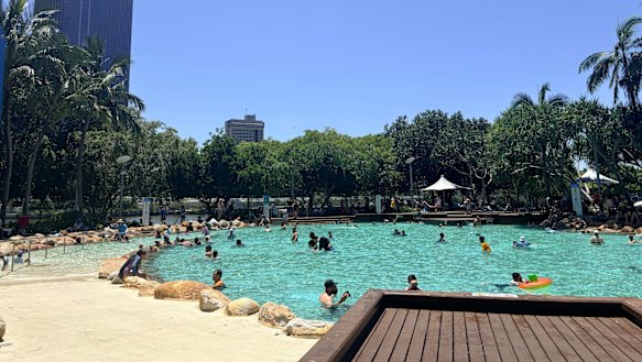 As pessoas tentam manter a calma na margem sul, enquanto Brisbane comemora o Dia da Austrália com temperaturas de 38 graus.