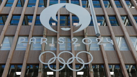 The Paris 2024 logo as displayed on a building.