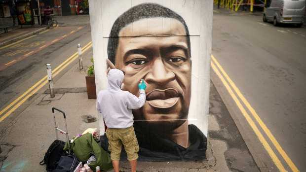The death of George Floyd has sparked protests around the world: Graffiti artist Akse spray paints a mural of the man in Manchester.