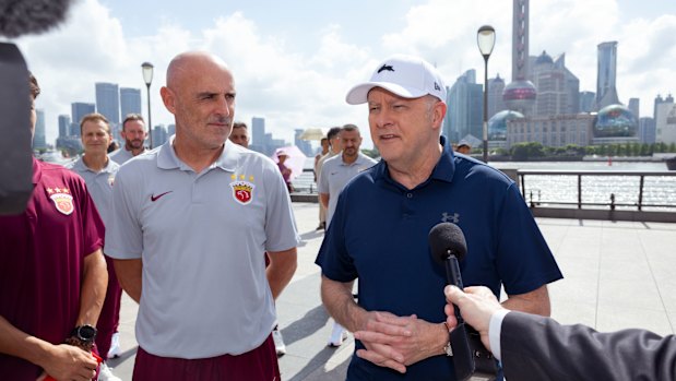 Anthony Albanese com o ex-técnico do Socceroo e do Shanghai Port FC, Kevin Muscat, durante uma recente viagem à China.