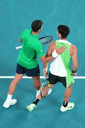 Rivais amistosos mostram respeito mútuo após a partida.