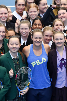 Ash Barty with Brisbane students.