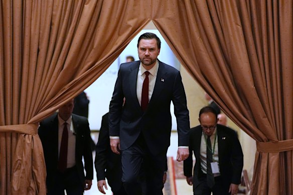 تحديثات حية عن الحرب الأمريكية الإيرانية: رحلة جي دي فانس إلى باكستان لمحادثات السلام ‘معلقة’; إيران لم تقرر بعد بشأن الحضور; الجنود الإسرائيليون عوقبوا لتدمير تمثال يسوع