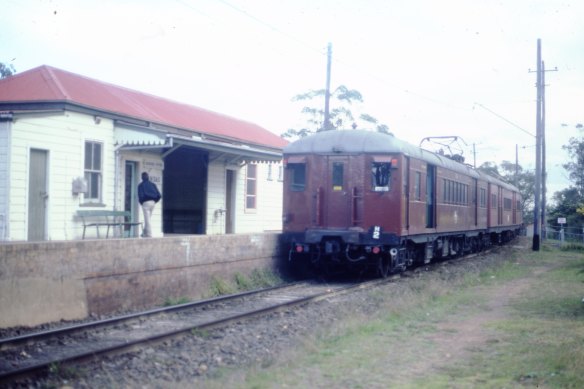 A "red rattler" pulls into Rydalmere station in September 1984.