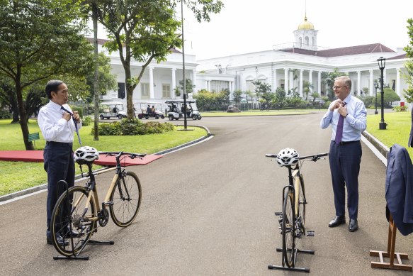 Joko and Albanese preparing for their ride.