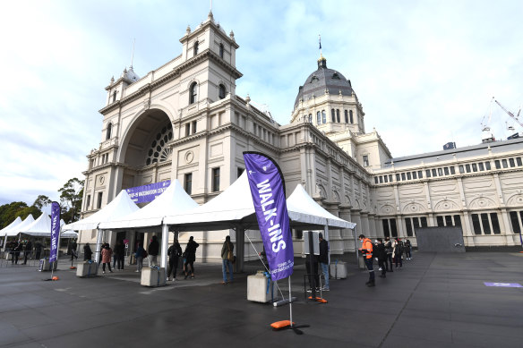 Melburnians line up to be vaccinated against COVID-19 at the Royal Exhibition Building this week. 