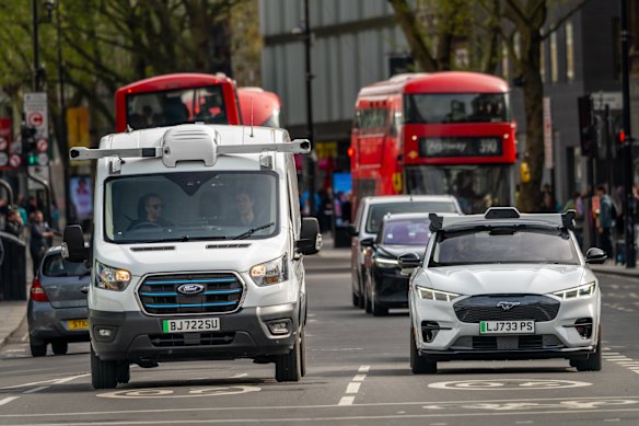 Wayve (autos autónomos) y Uber han anunciado planes para comenzar pruebas en vías públicas de vehículos totalmente autónomos de nivel 4 en Londres.
