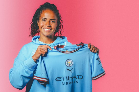 Mary Fowler signs for Manchester City.