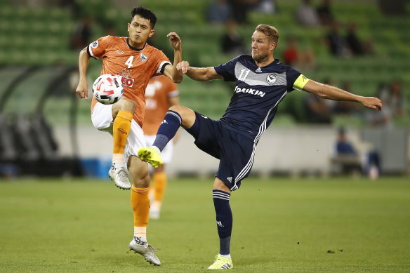 Victory's Ola Toivonen takes on Piyaphon Phanitchakun of Chiangrai United during their AFC Champions League clash in Melbourne in February.