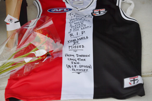 A fan left a message on a Saints jumper for Frawley, who passed away on Monday.