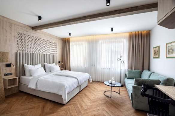 Os quartos são espaçosos e luminosos, com vistas panorâmicas sobre as montanhas circundantes.