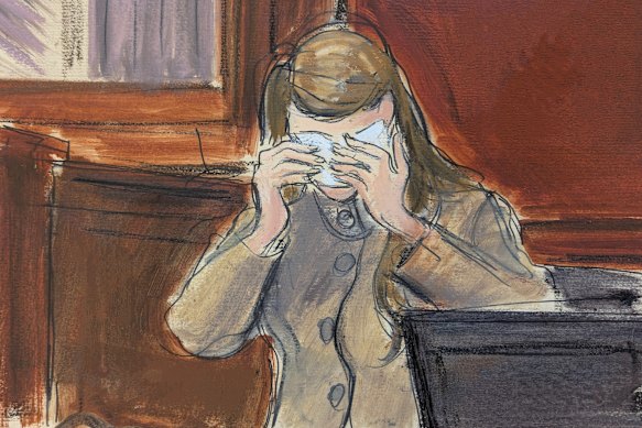 この法廷スケッチでは、偽名で証言する証人が証言台で泣き叫んでいる。