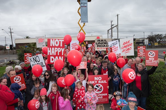 Centenas de residentes marcharam para se opor ao skyrail na linha de Frankston em 2016.