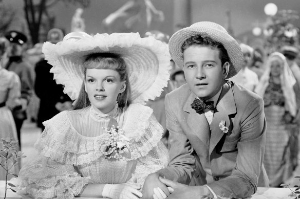 Judy Garland and Tom Drake in Meet Me in St. Louis (1944).