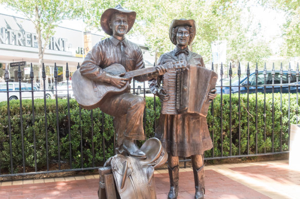 Statues of Slim Dusty and Joy McKean in Peel Street, Tamworth.