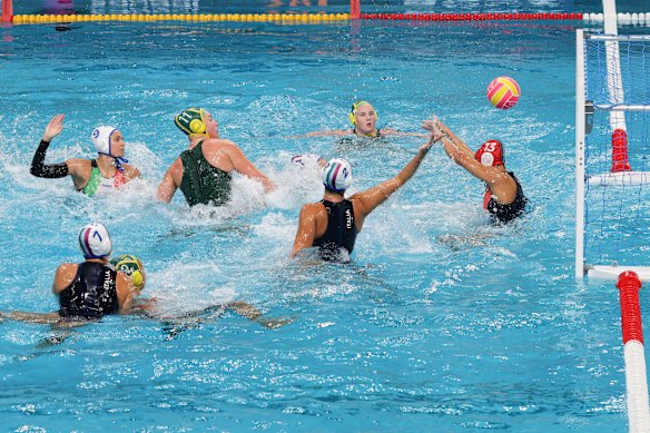 Tilly Kearns marcou um dos quatro gols na vitória da Austrália por 15 a 14 sobre a Itália.