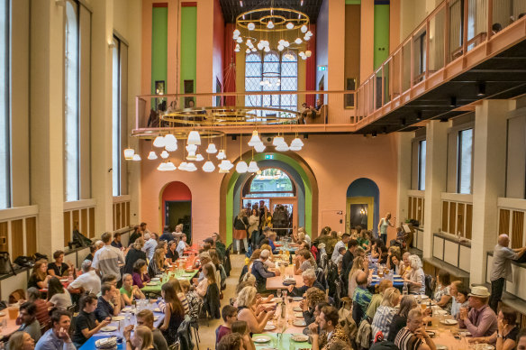 All in – “fællesspisning” or communal dining at Folkehuset Absalon.