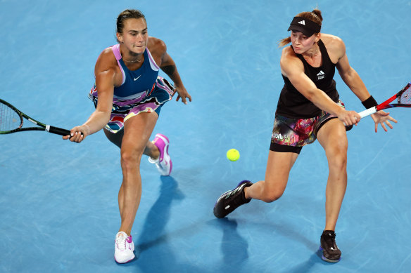 Sabalenka (left) has the advantage on both the forehand and backhand side over Rybakina.