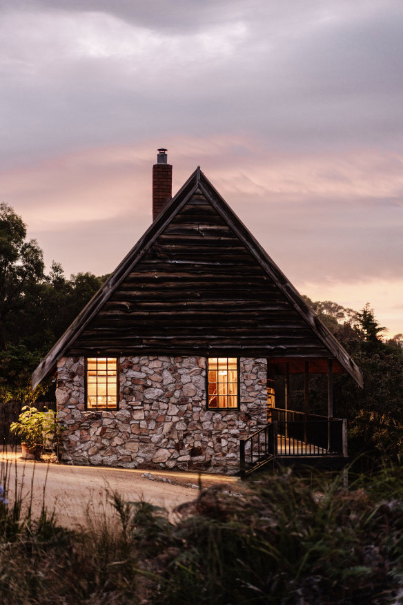 Binalong Bay is a 300-metre stroll from the alpine-style cabin.