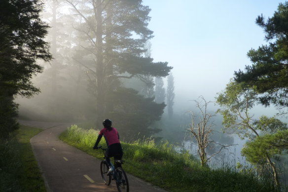 Summer mist makes exploring the Southern Highlands by
bicycle an enjoyable experience.