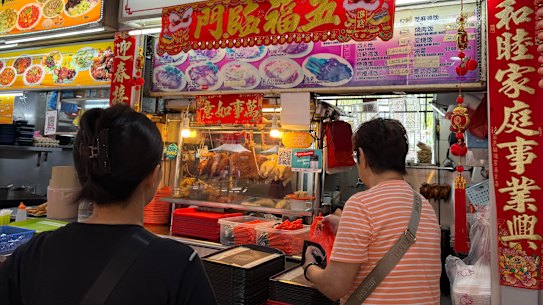 Mercado Tiong Bahru de Cingapura – um dos muitos centros de vendedores ambulantes da ilha.