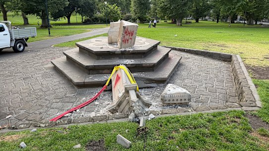 O Monumento dos Pioneiros em Flagstaff Gardens foi destruído.