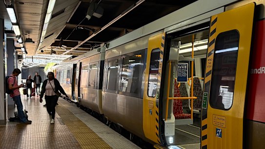 Queensland Rail, tren de Brisbane, estación, transporte público, tren general, viajes, cercanías