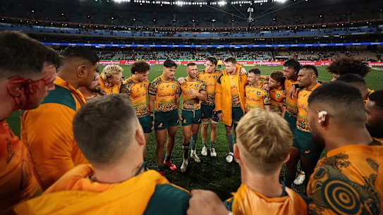 MELBOURNE, AUSTRALIA - JULY 29:  Quade Cooper of the Wallabies talks to team mates in a huddle after losing The Rugby Championship & Bledisloe Cup match between the Australia Wallabies and the New Zealand All Blacks at Melbourne Cricket Ground on July 29, 2023 in Melbourne, Australia. (Photo by Cameron Spencer/Getty Images)